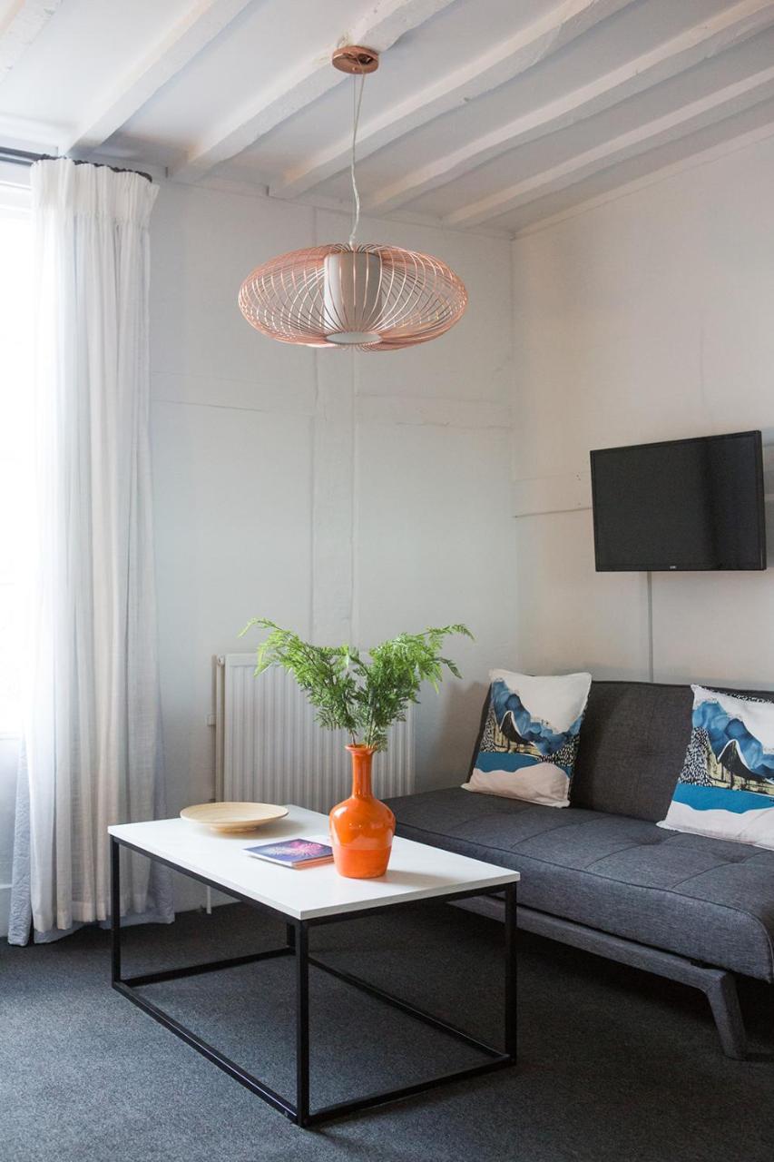 Bed and Breakfast Whitehouse Rye Esterno foto A living room with a flat screen television